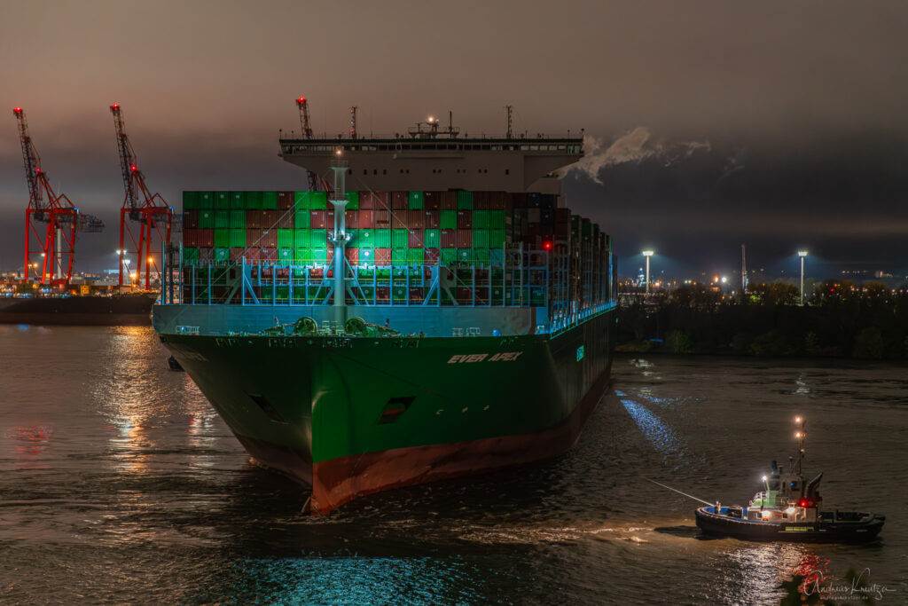 EVER APEX morgens in Hamburg