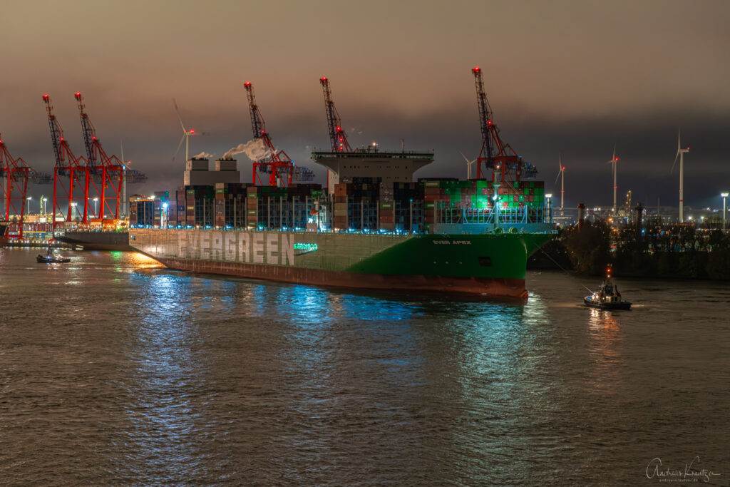 EVER APEX morgens in Hamburg