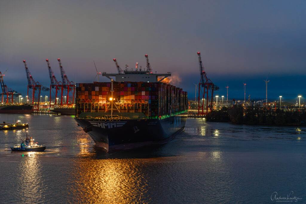 Containerschiff HMM Stockholm morgens in Hamburg