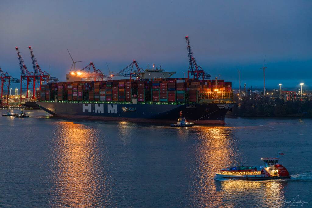 Containerschiff HMM Stockholm morgens in Hamburg