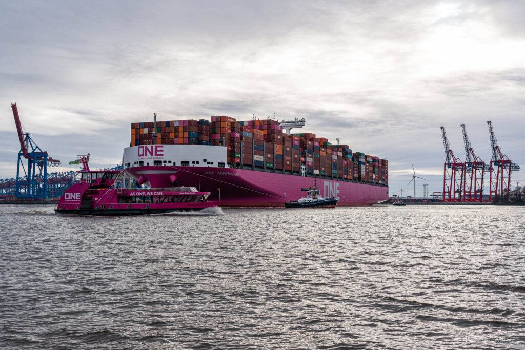 Containerschiff ONE INNOVATION in Hamburg