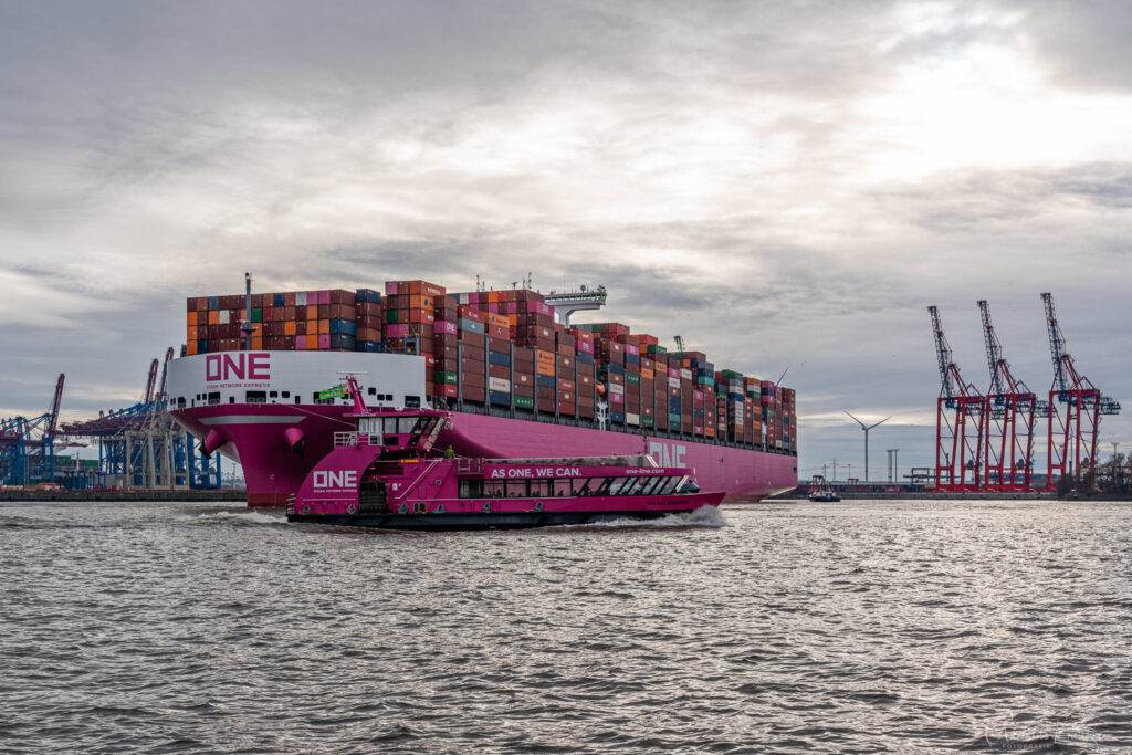 Containerschiff ONE INNOVATION in Hamburg