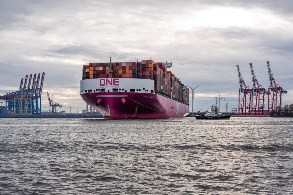 Containerschiff ONE INNOVATION in Hamburg