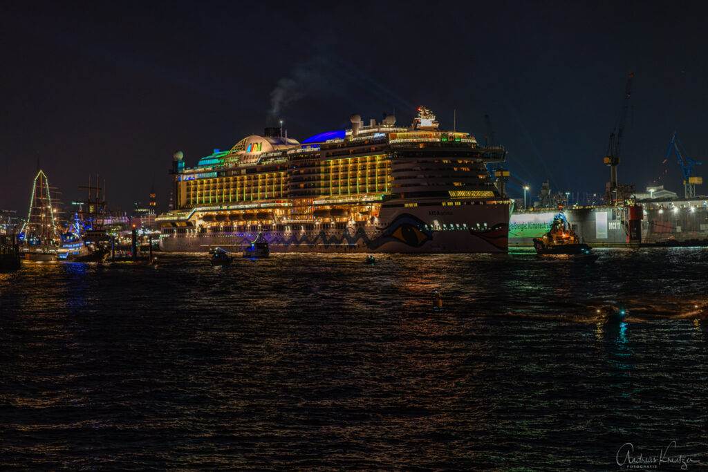 Auslaufen der AIDA prima nach der Drohnenshow beim 835. Hafengeburtstag