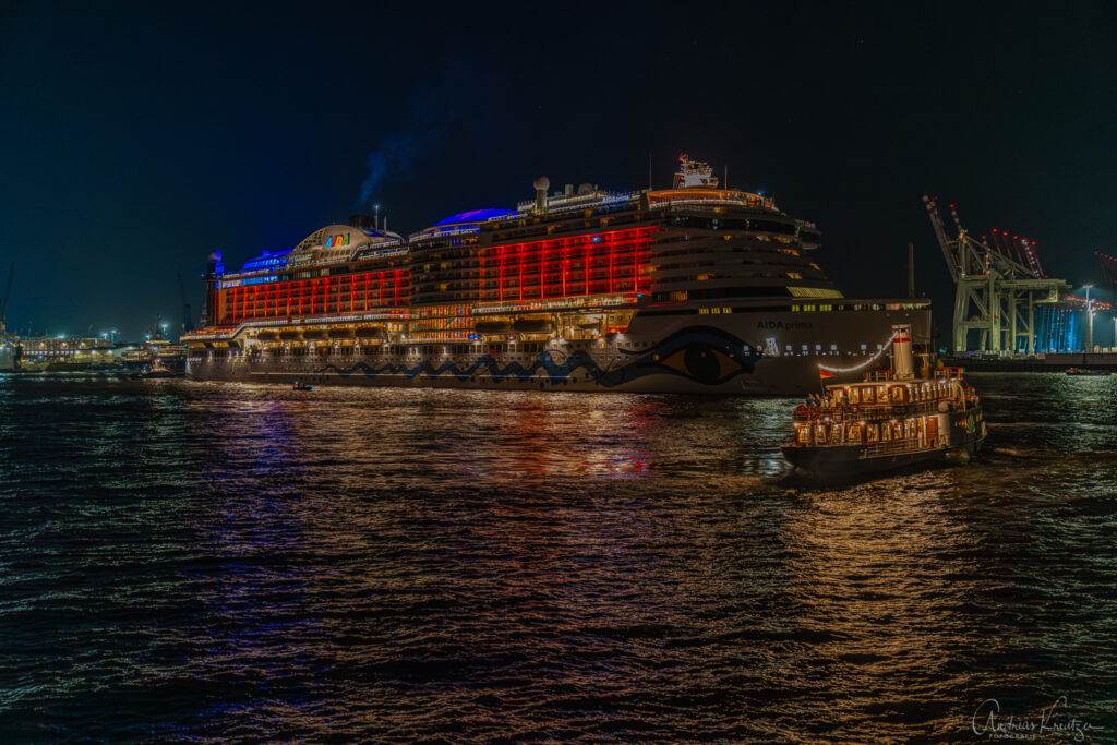 Auslaufen der AIDA prima nach der Drohnenshow beim 835. Hafengeburtstag