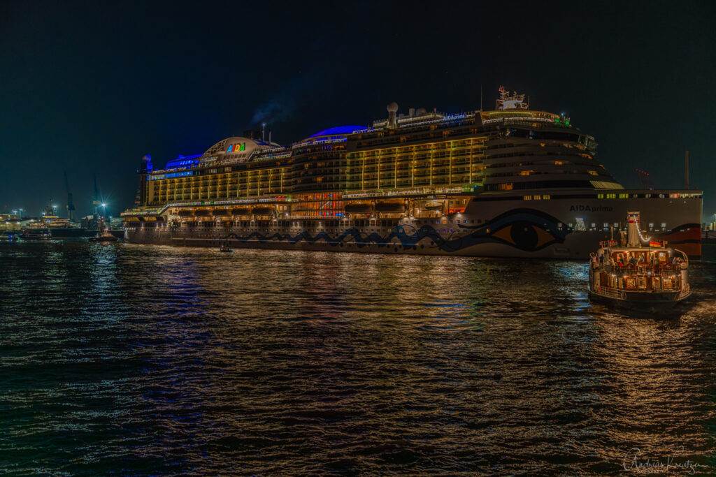 Auslaufen der AIDA prima nach der Drohnenshow beim 835. Hafengeburtstag