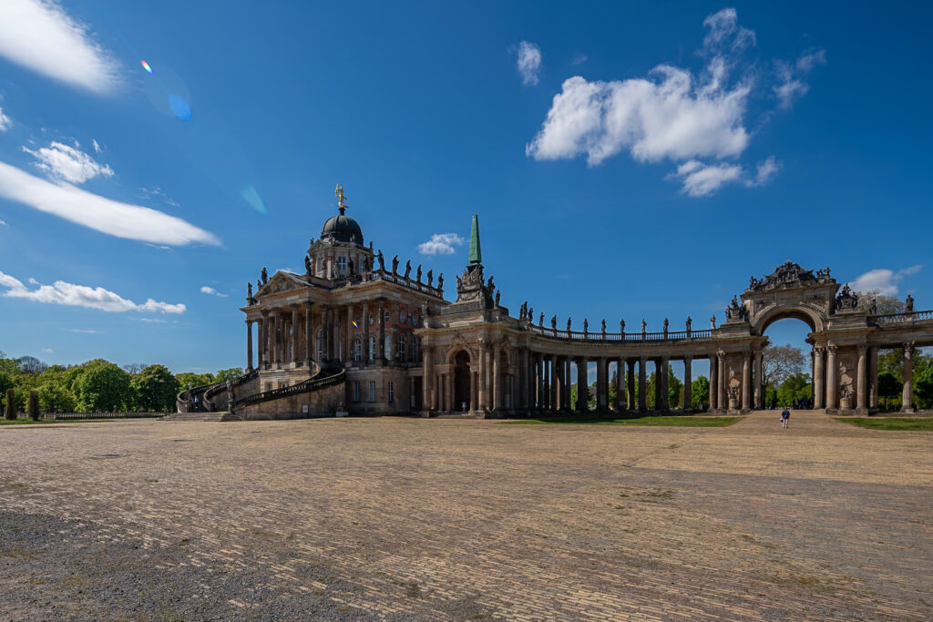 Kolonnade mit Triumphbogen vom Neuen Palais