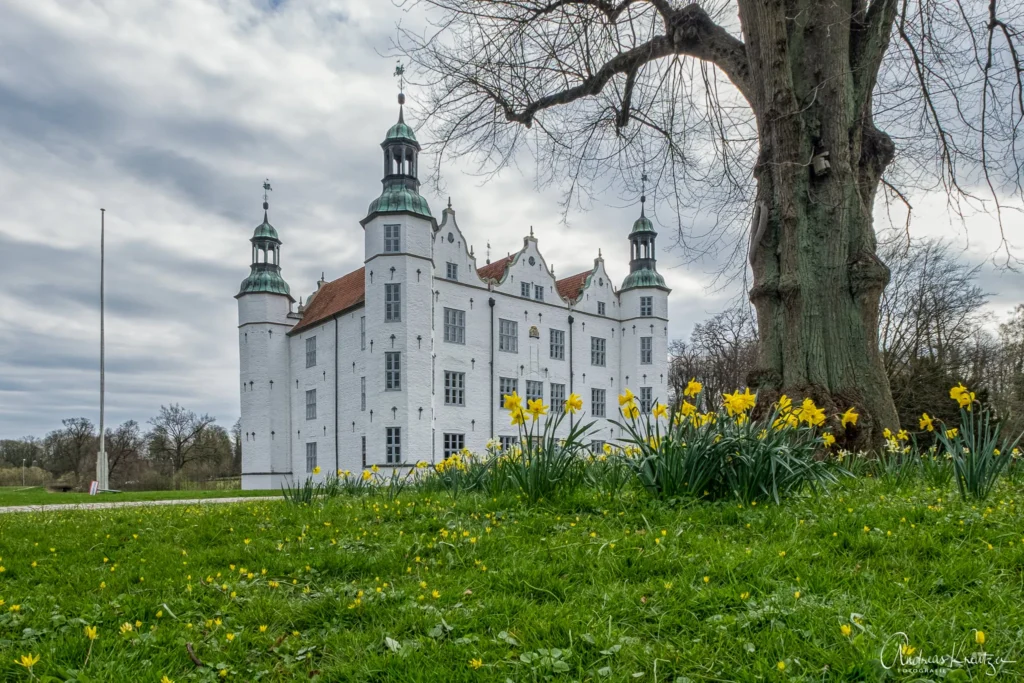 Ahrensburger Schloss im Frühling