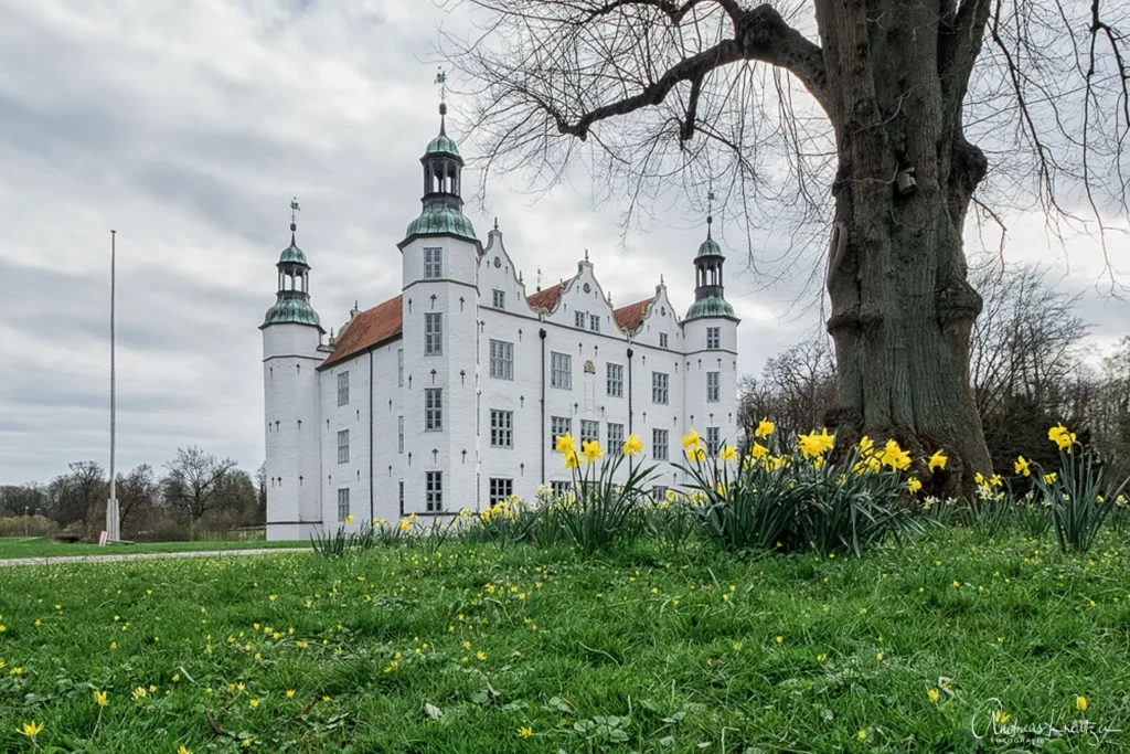 Ahrensburger Schloss im Frühling