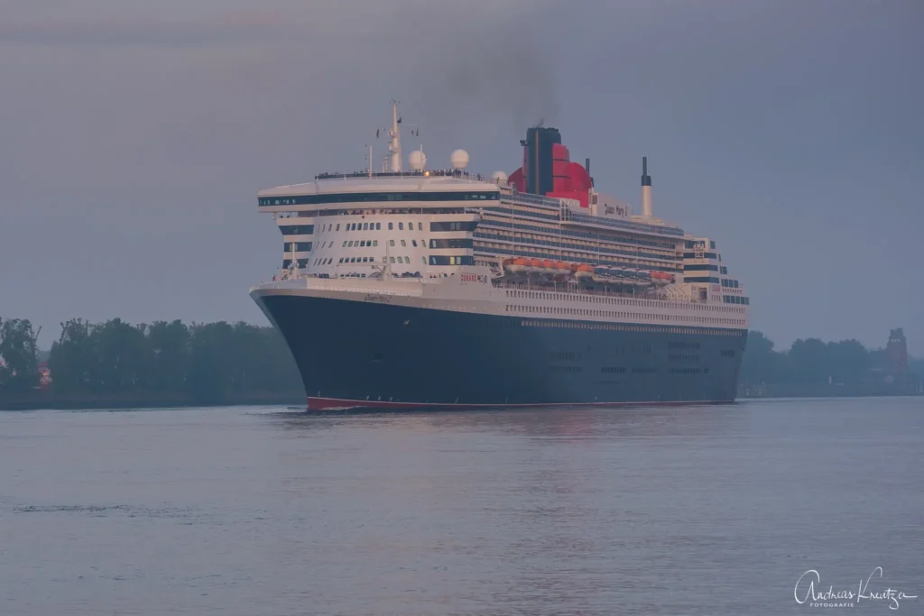 Queen Mary 2 am 27.5.18 in Hamburg