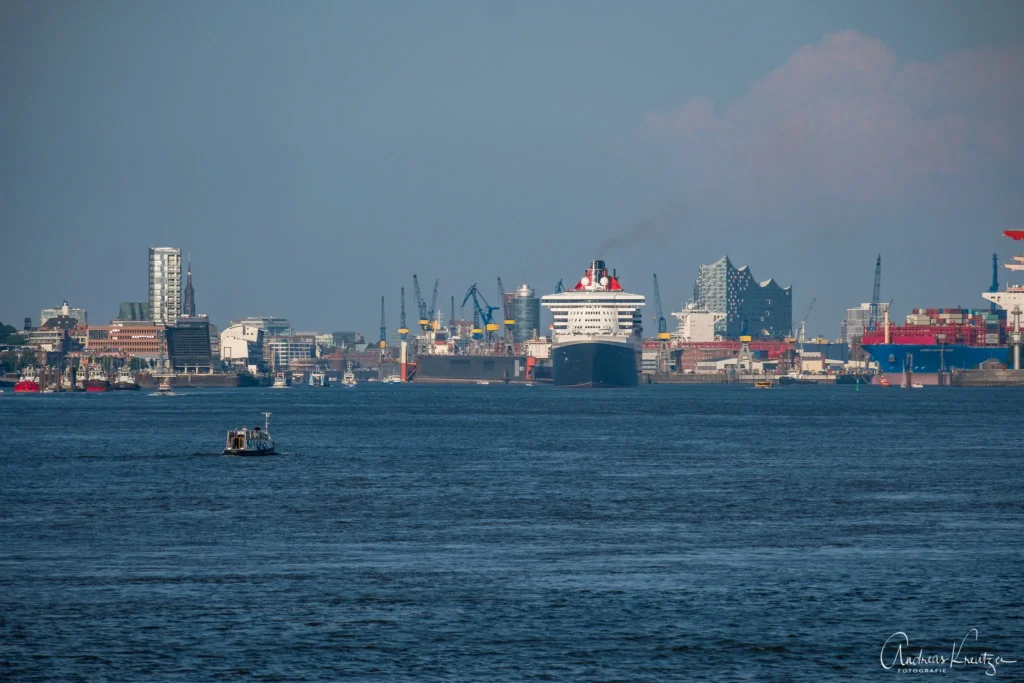 Queen Mary 2 in Hamburg