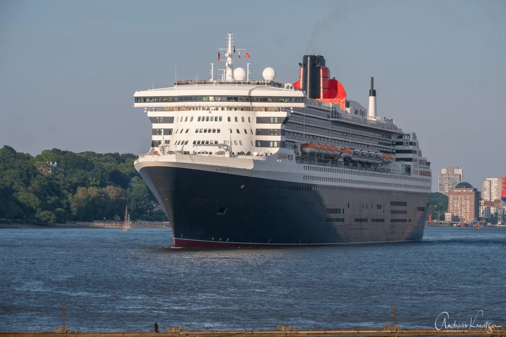Queen Mary 2 in Hamburg