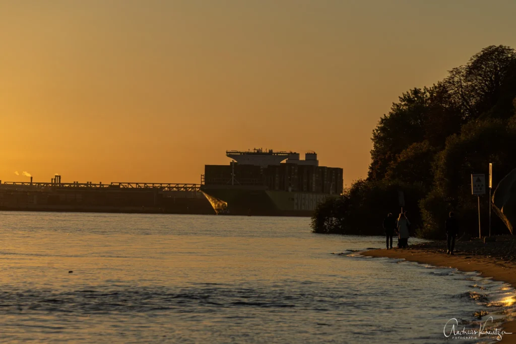 Containerschiff EVER AIM in Hamburg