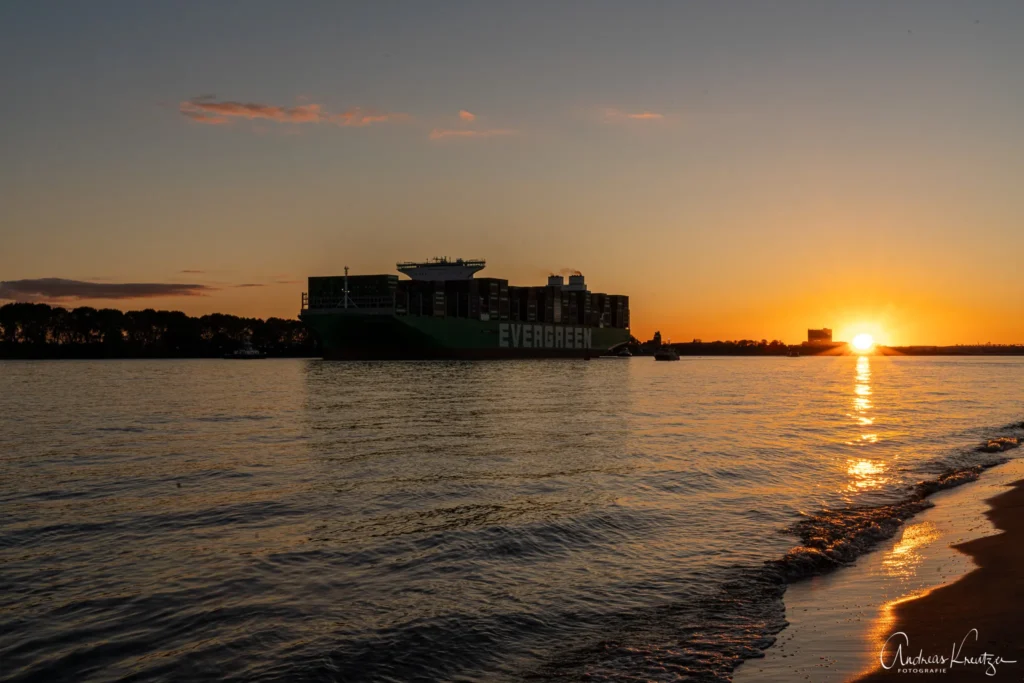 Containerschiff EVER AIM in Hamburg