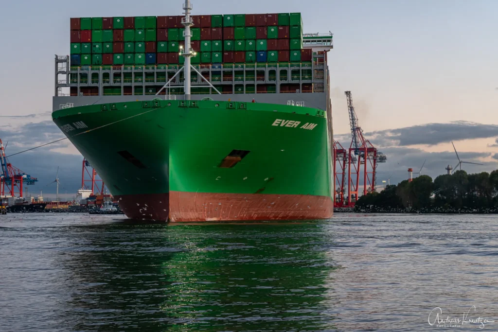 Containerschiff EVER AIM in Hamburg