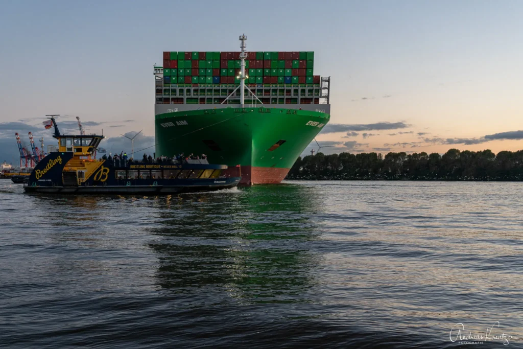 Containerschiff EVER AIM in Hamburg