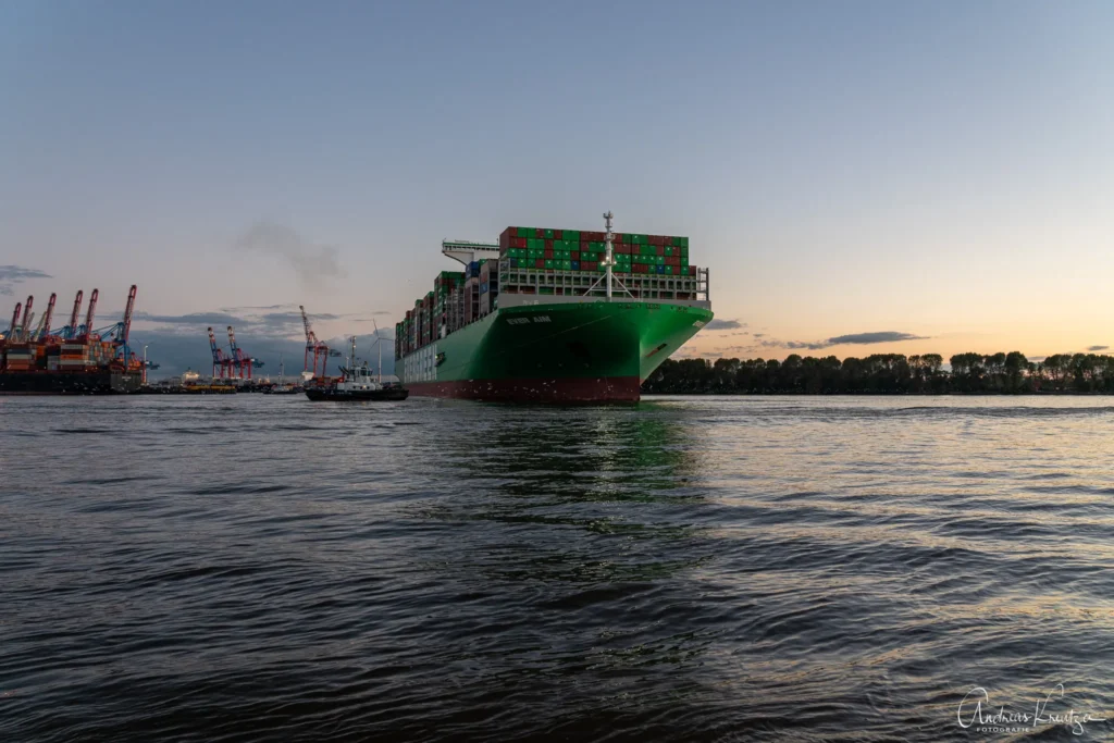 Containerschiff EVER AIM in Hamburg