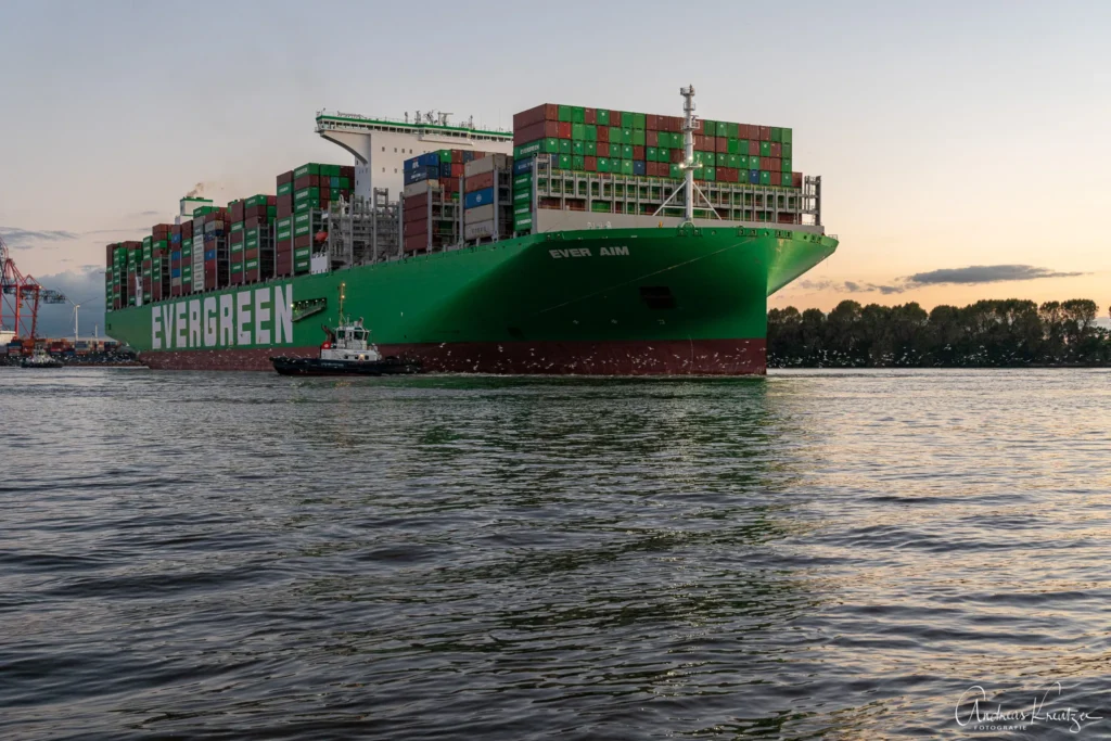 Containerschiff EVER AIM in Hamburg