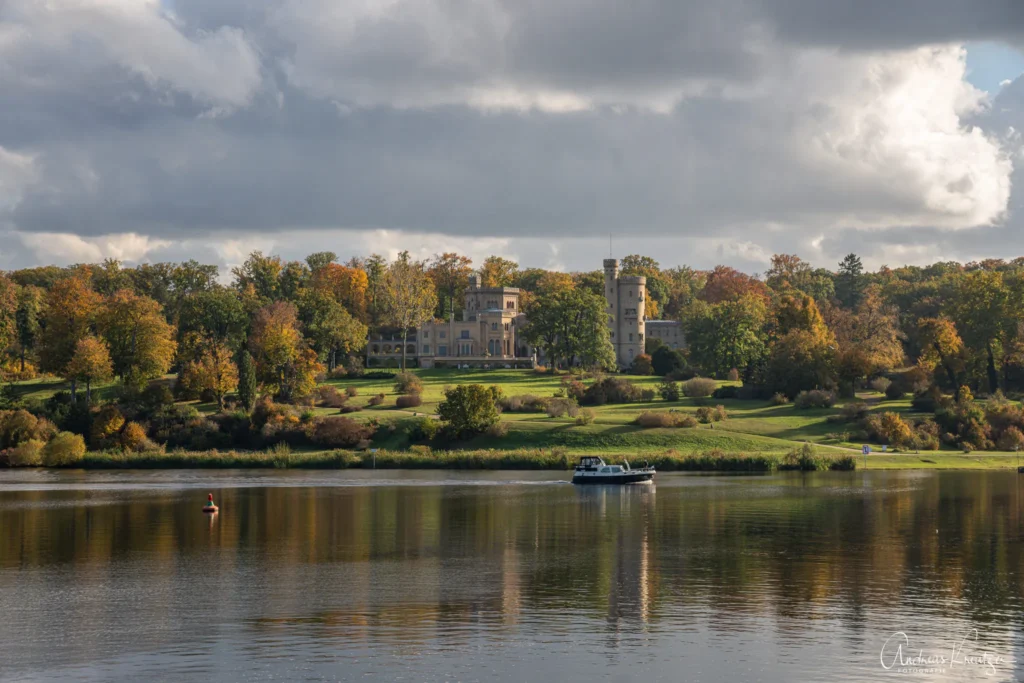 Blick von der Glienicker Brücke auf das Babelsberger Schloss