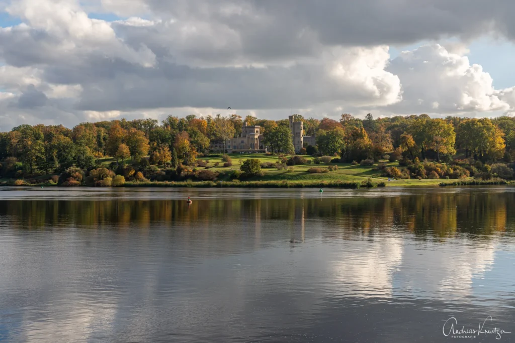 Blick von der Glienicker Brücke auf das Babelsberger Schloss