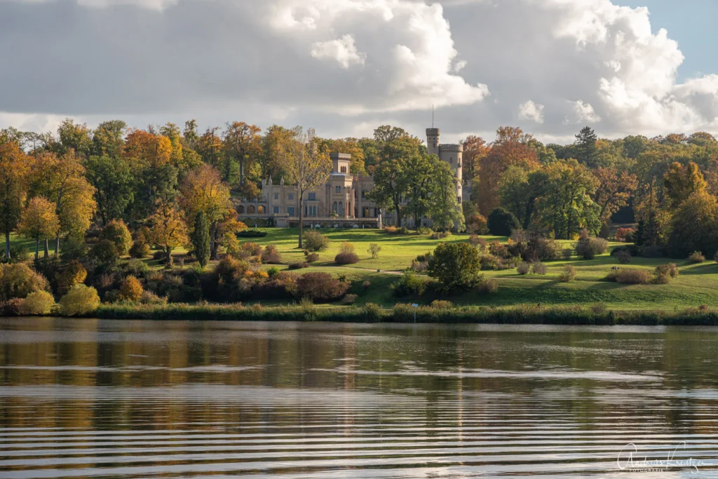 Blick von der Glienicker Brücke auf das Babelsberger Schloss