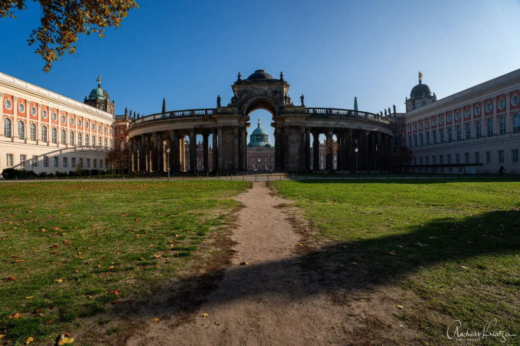 Kolonnade mit Triumphtor