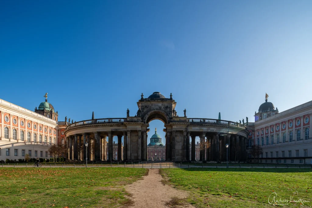 Kolonnade mit Triumphtor