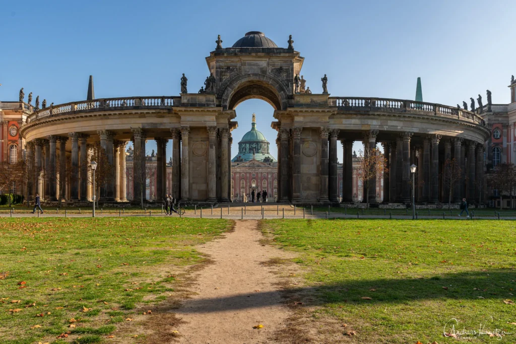 Kolonnade mit Triumphtor