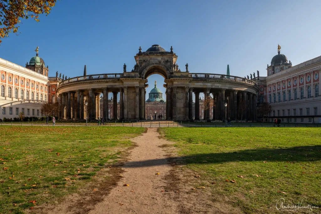 Kolonnade mit Triumphtor