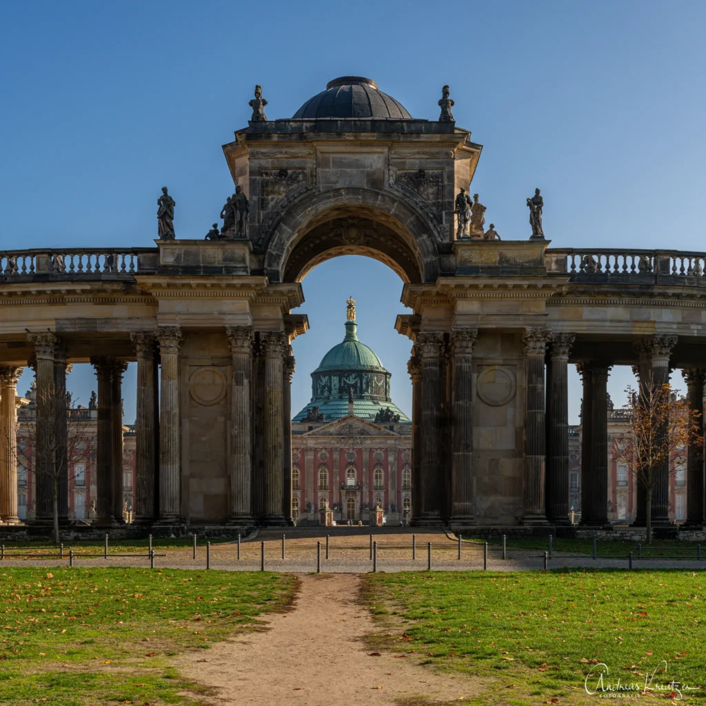 Kolonnade mit Triumphtor