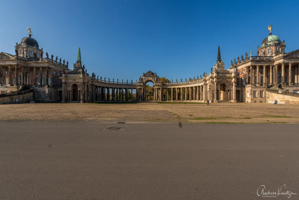 Kolonnade mit Triumphtor