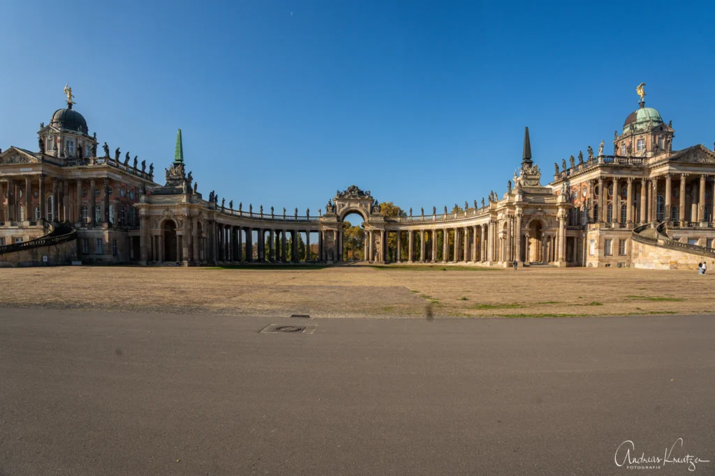 Kolonnade mit Triumphtor