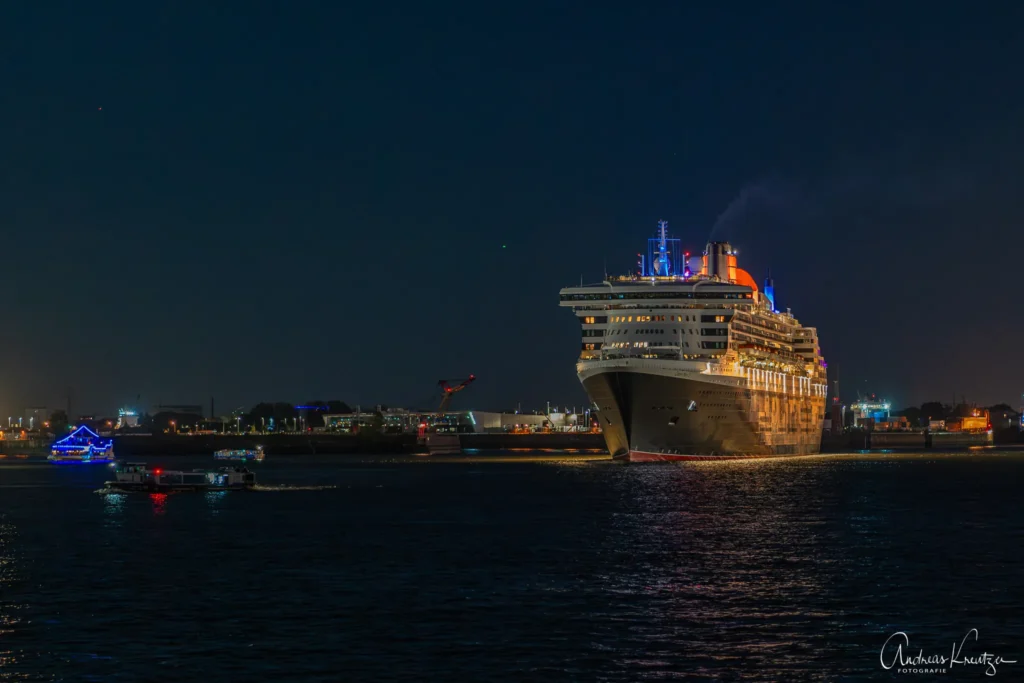 Queen Mary 2 am 15.10.24 in Hamburg