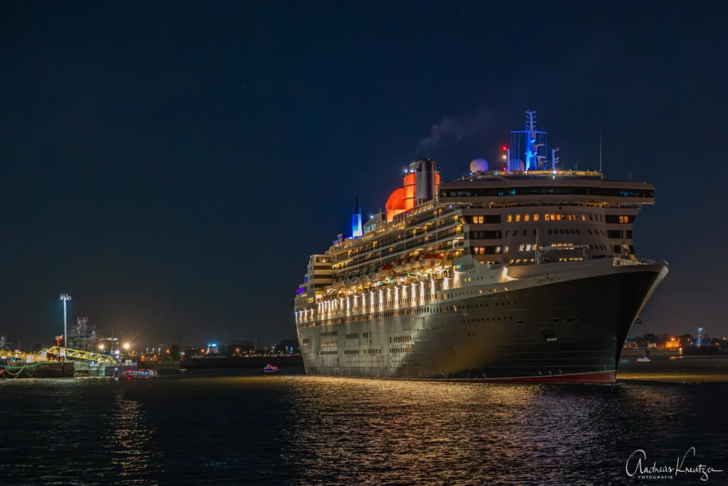 Queen Mary 2 am 15.10.24 in Hamburg