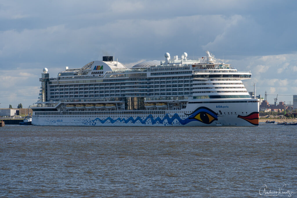 AIDAPerla in Hamburg