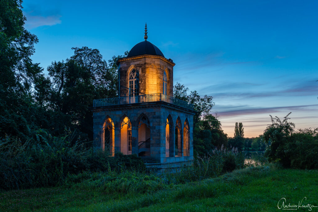 Gotische Bibliothek zur Blauen Stunde