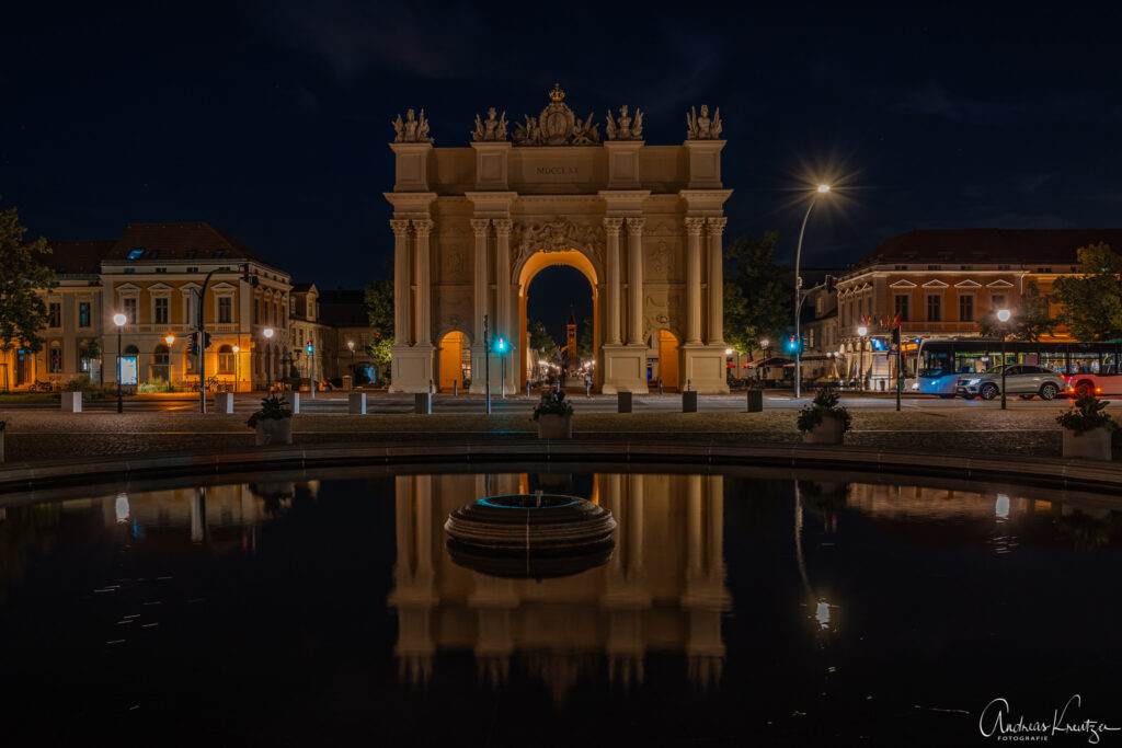 Brandenburger Tor in Potsdam zur Blauen Stunde