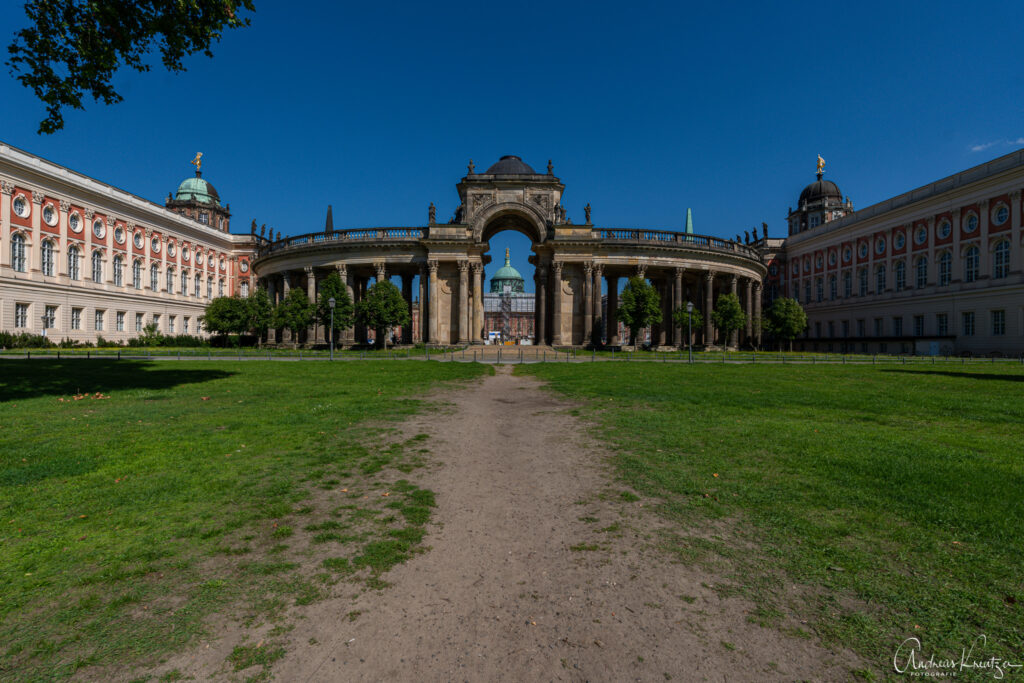 Kolonnade mit Triumphtor