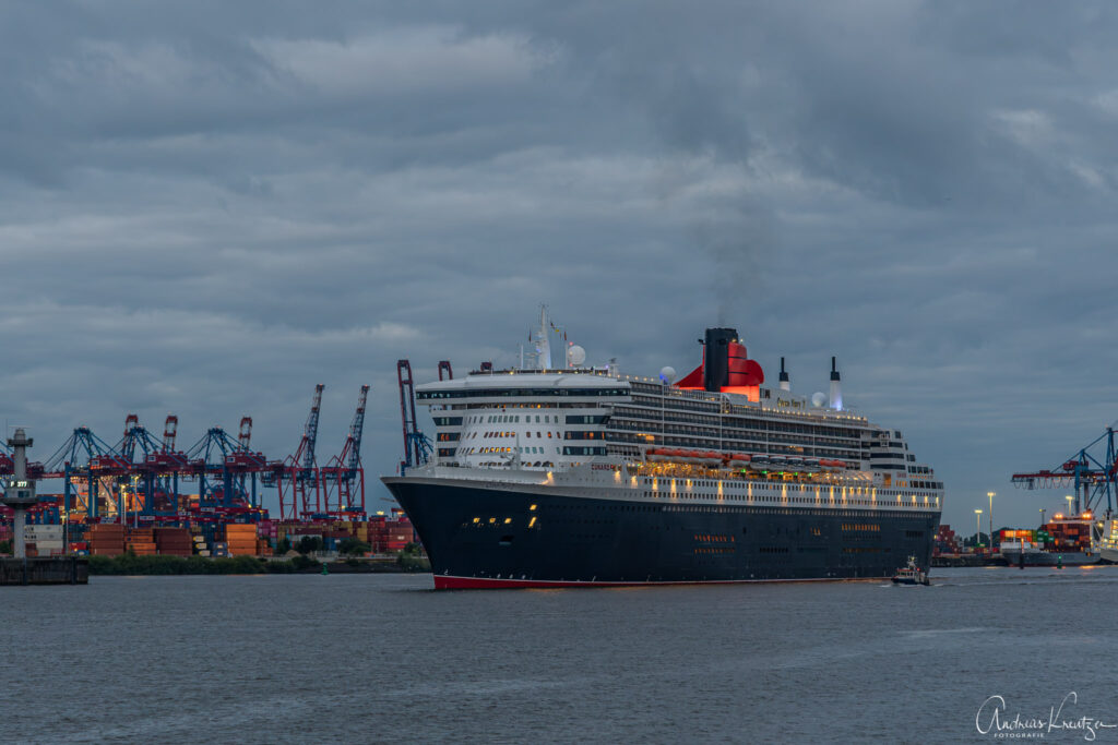 Queen Mary 2 in Hamburg