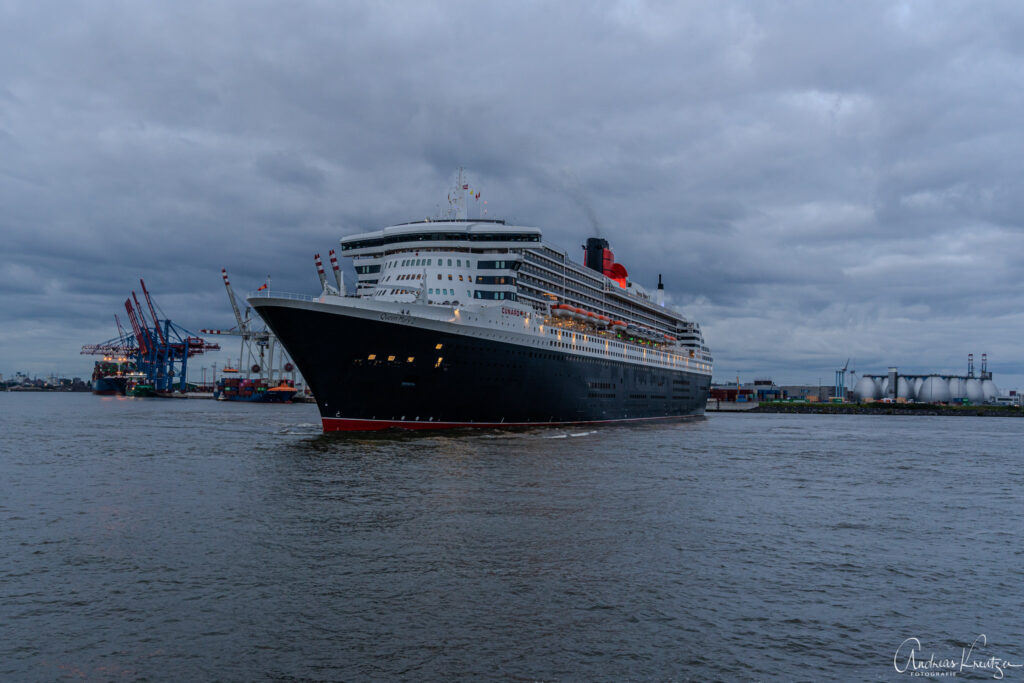 Queen Mary 2 in Hamburg