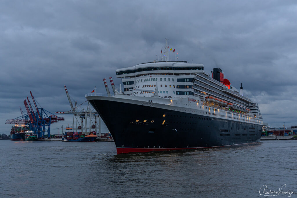 Queen Mary 2 in Hamburg
