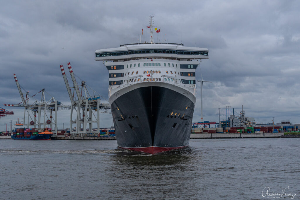 Queen Mary 2 in Hamburg