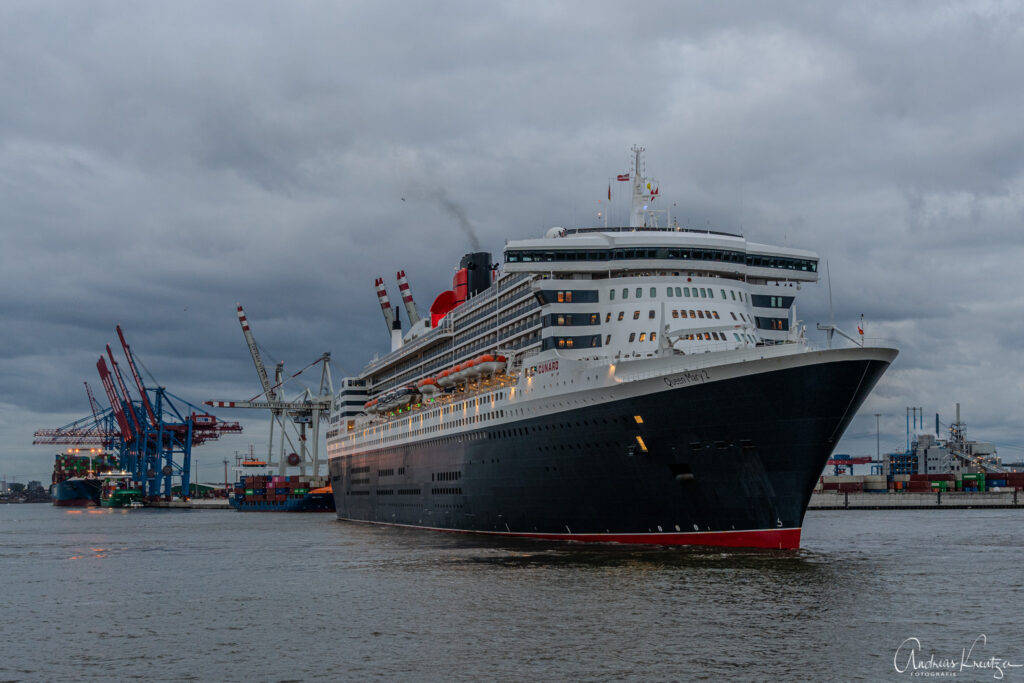 Queen Mary 2 in Hamburg