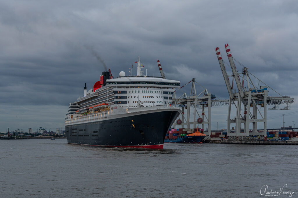 Queen Mary 2 in Hamburg