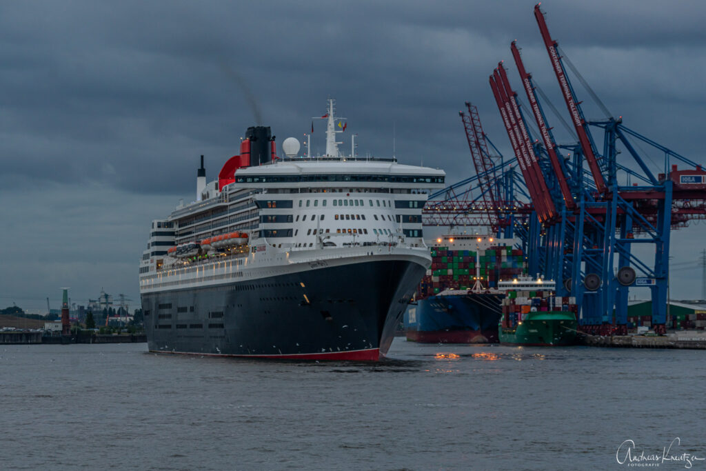 Queen Mary 2 in Hamburg