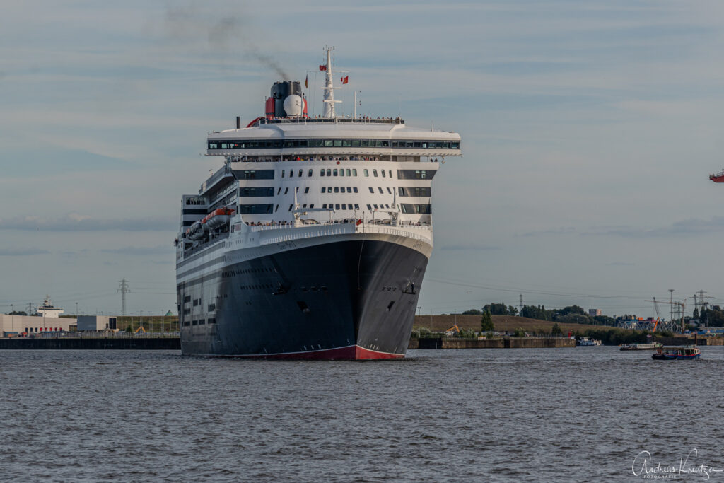 Queen Mary 2 in Hamburg