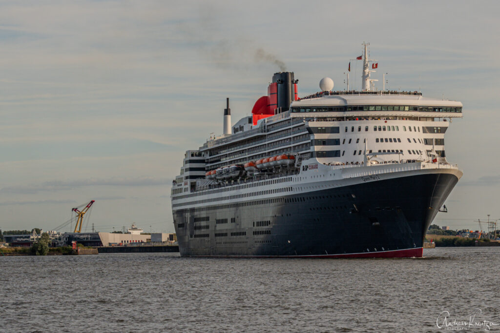 Queen Mary 2 in Hamburg