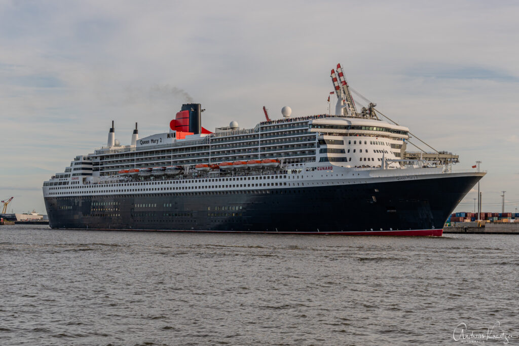 Queen Mary 2 in Hamburg