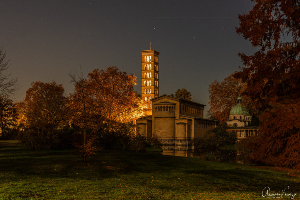 Friedenskirche zur blauen Stunde
